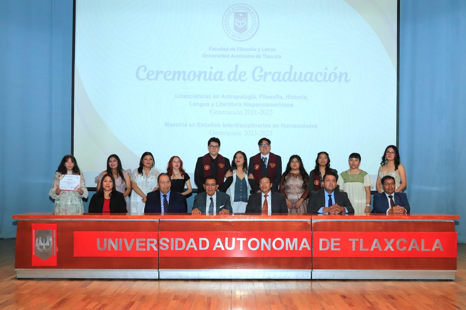 Egresados de Filosofía y Letras UATx culminan su formación